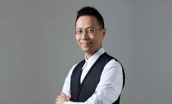 1942年，第二次世界年夜战如火如荼，此时的日本在亚洲各疆场所向无敌，无往晦气。在南洋爪哇岛的热带森林中，一所日军战俘看管所鹄立于此，陆军年夜尉世野井（坂本龙一 饰）和年夜原上士（北野武 饰）配合办理看管所。年夜原风格卤莽，刻毒无情，他看待欧美战俘历来不留人情，而对那些有同性恋偏向的人更残暴至极。比拟之下，边幅俊美的世野则显得名流很多。英国陆军少佐杰克（David Bowie 饰）萧洒俊朗。他的第一次呈现便让世野心有所动。同性之风流行的战俘营中，多少感情不克不及自已。在接下来的日子里，两小我盘桓在家国恩仇和小我感情之间，彼此心中进行着辛劳而残暴的角力……本片按照英国人劳伦斯·包斯特的小说改编，并荣获1984年片子旬报不雅众选择奖最好影片，1984年逐日片子最好导演、最好影片、最好配乐、最好脚本和最好男副角（北野武）等5个奖项。